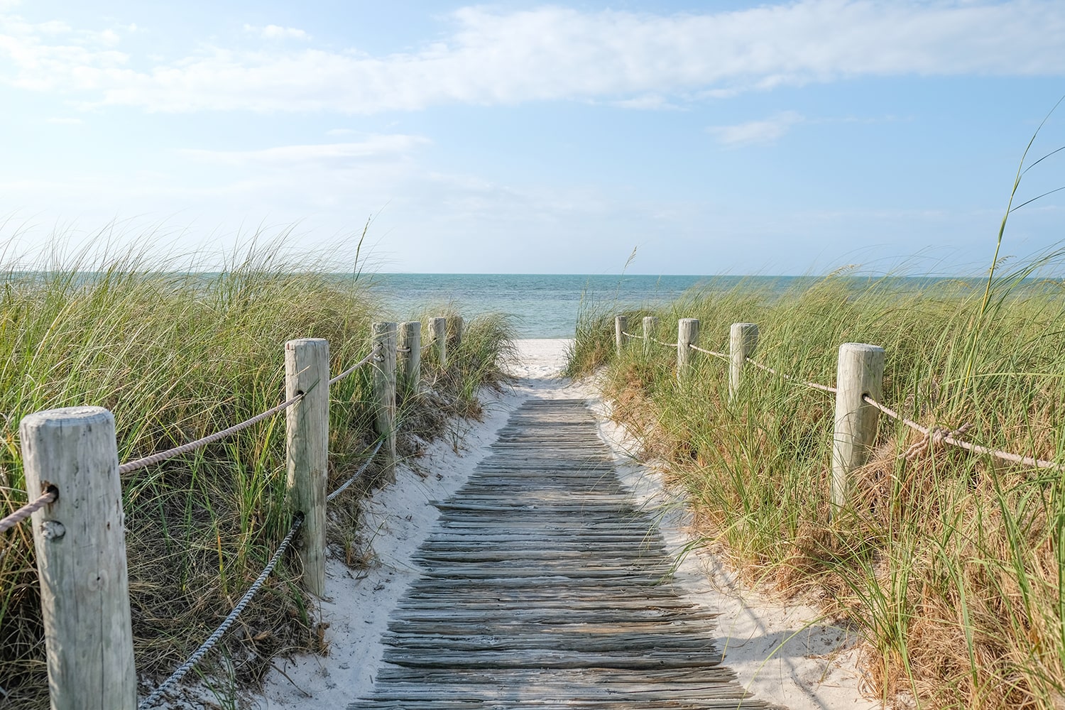 Holzsteg am Strand